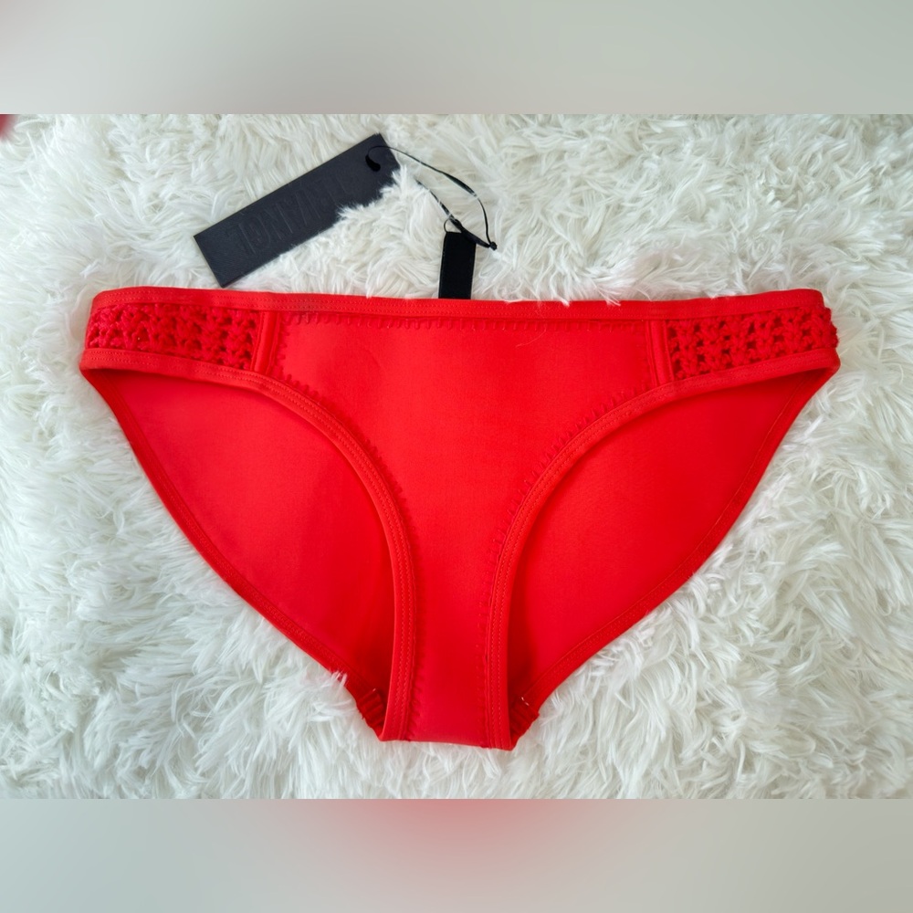 NWOT Triangl size Medium women’s bikini bottoms!